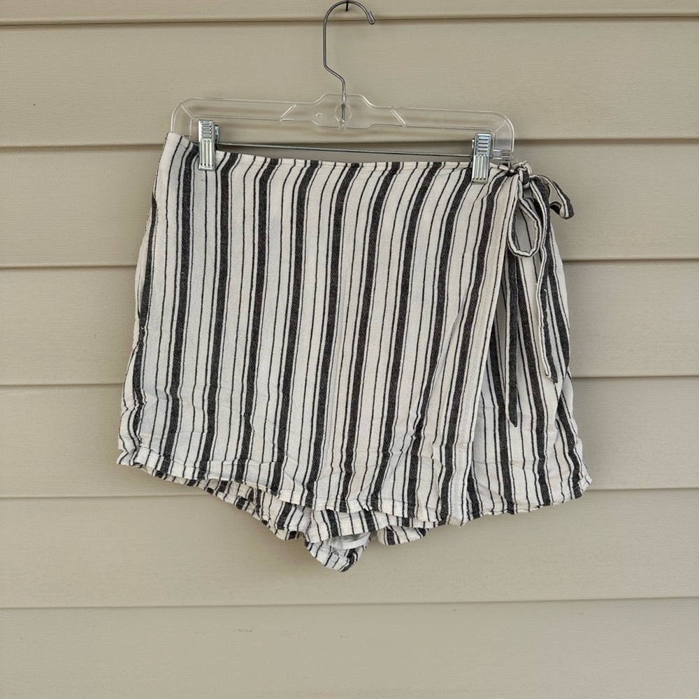 American Eagle Outfitters Black and White Striped Skorts